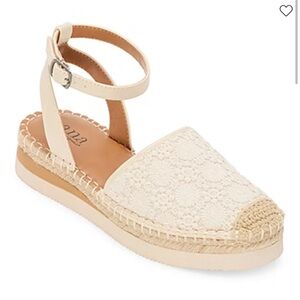 NIB Size 9 M a.n.a Clayson Ivory Closed Toe  Sandals